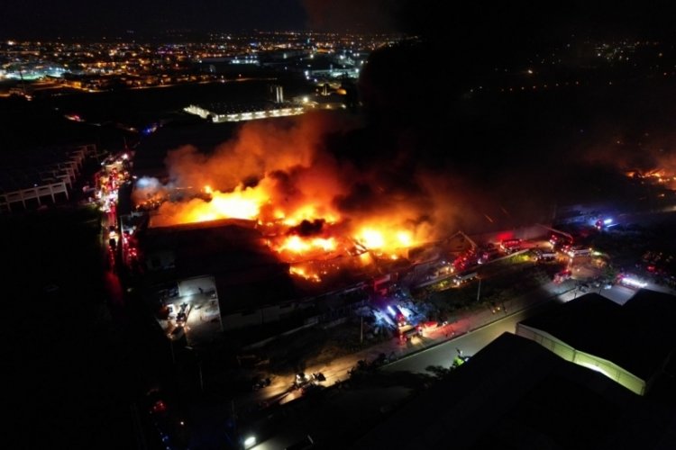 Bursa'da 10 fabrika 7 saat boyunca yandı