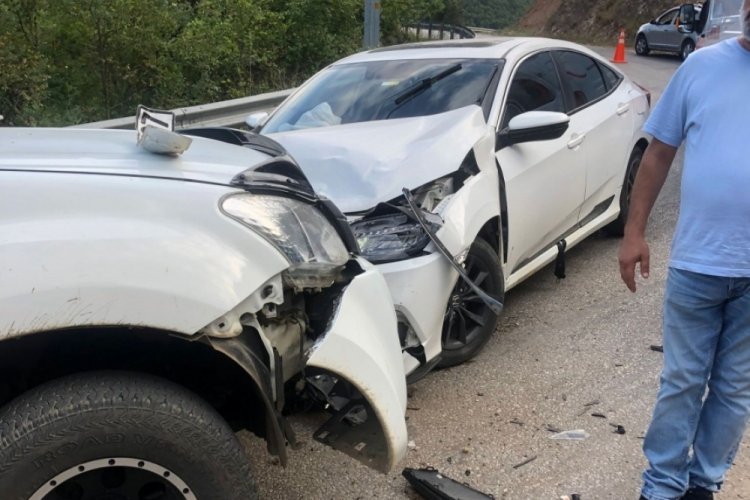 Bursa'da kamyonet ile otomobil kafa kafaya &ccedil;arpıştı: &Ccedil;ok sayıda yaralı var