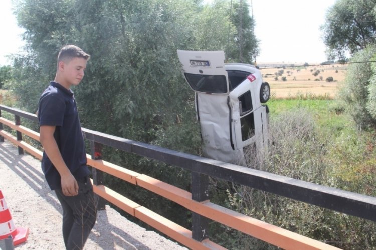 Konya'da hafif ticari ara&ccedil; dereye u&ccedil;tu: 3 yaralı
