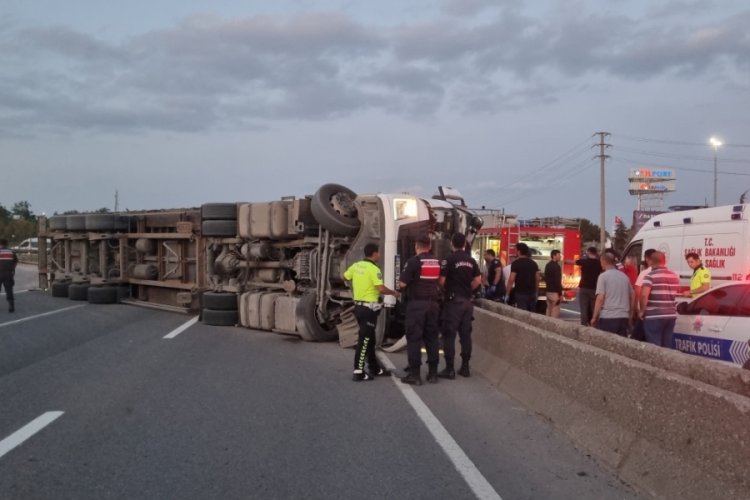 Kocaeli'nde devrilen boru y&uuml;kl&uuml; tırın i&ccedil;inden bira kutuları &ccedil;ıktı