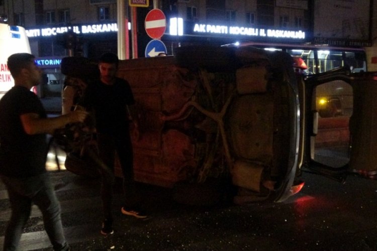 Kocaeli'nde alkoll&uuml; s&uuml;r&uuml;c&uuml;n&uuml;n kullandığı cip sinyalizasyon direğine &ccedil;arpıp yan yattı