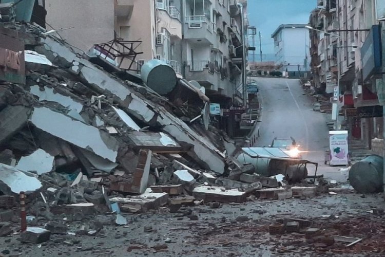 Hatay'da depremde hasar g&ouml;ren bina yıkıldı