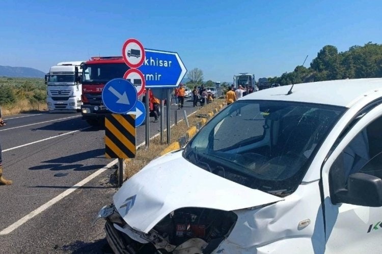 Manisa'da feci kaza: 3'&uuml; yabancı uyruklu 4 yaralı