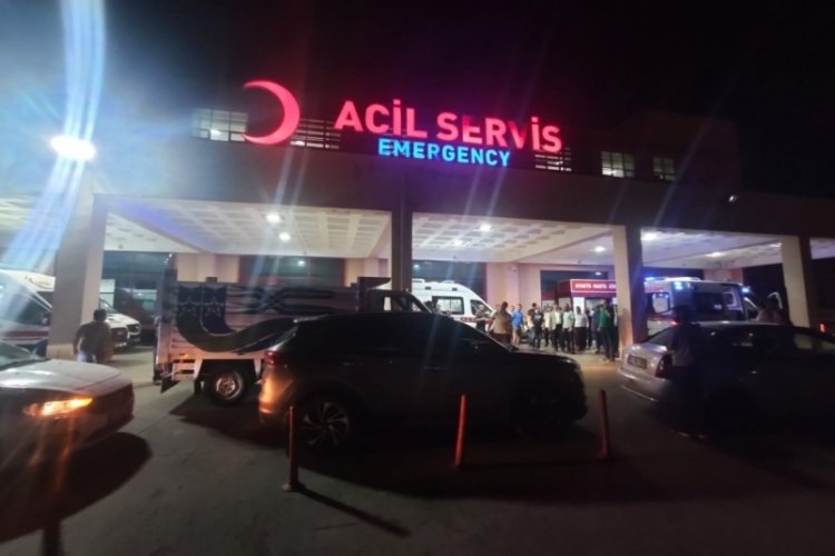 Diyarbakır'da yol verme tartışması y&uuml;z&uuml;nden 4 sağlık&ccedil;ı bı&ccedil;aklandı