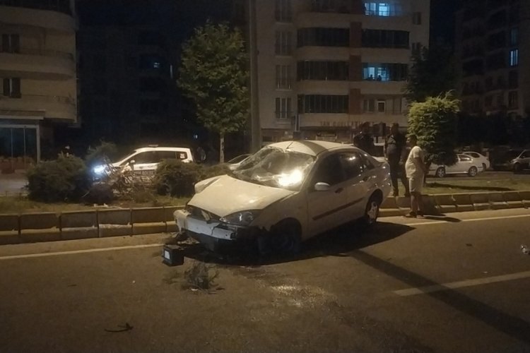 &Ccedil;orum'da kontrolden &ccedil;ıkan ara&ccedil; kaza yaptı: 2 yaralı