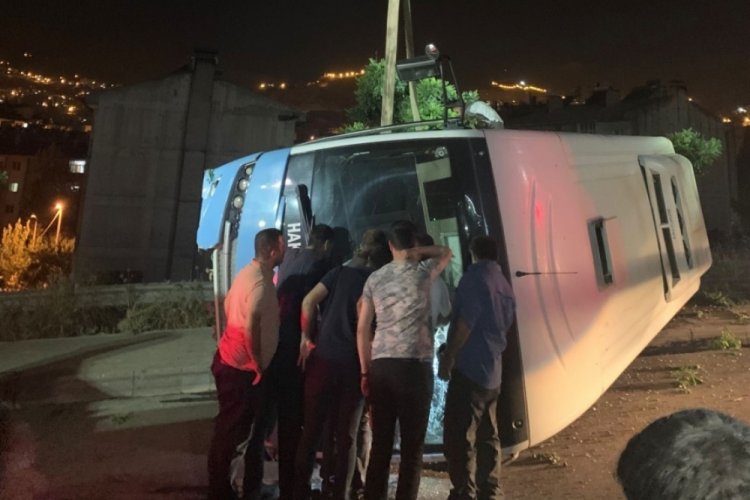 Hakkari'de halk otob&uuml;s&uuml; direğe &ccedil;arptı: 1 yaralı