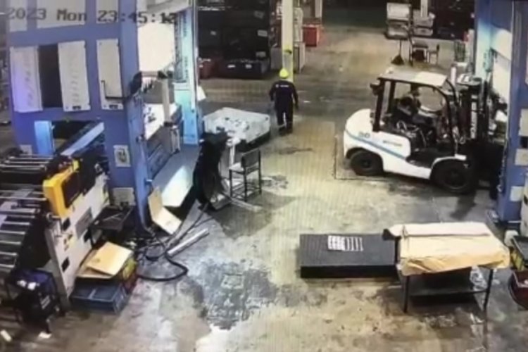 D&uuml;zce'de korkun&ccedil; kaza! Forkliftin geri manevrasıyla sıkışan iş&ccedil;i &ouml;ld&uuml;