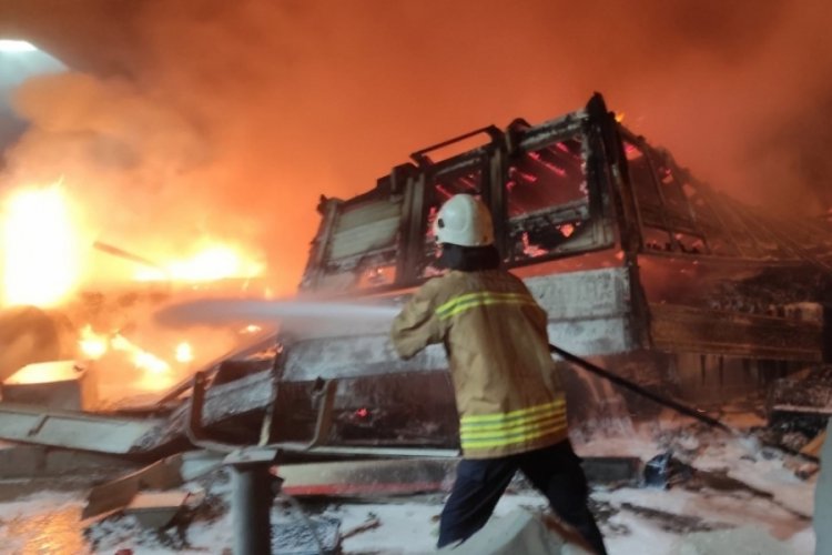 Hatay'da bir tır otoyol gişelerine &ccedil;arparak patladı: 2 yaralı