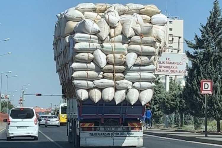 Diyarbakır'da saman y&uuml;kl&uuml; kamyon s&uuml;r&uuml;c&uuml;leri korkuttu