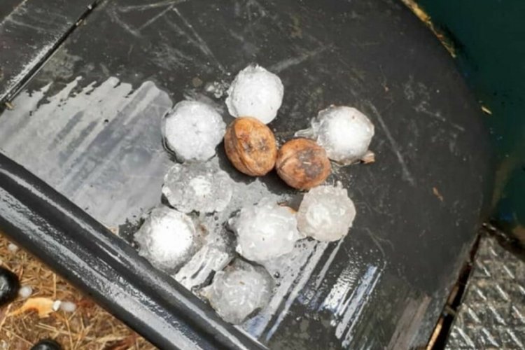 Kastamonu'da ceviz ve yumurta b&uuml;y&uuml;kl&uuml;ğ&uuml;nde dolu yağdı
