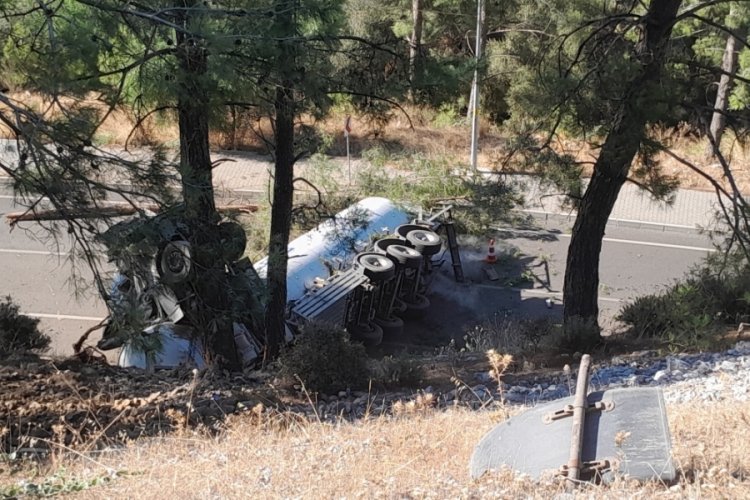 Muğla'da doğalgaz tankeri u&ccedil;urumdan yuvarlandı