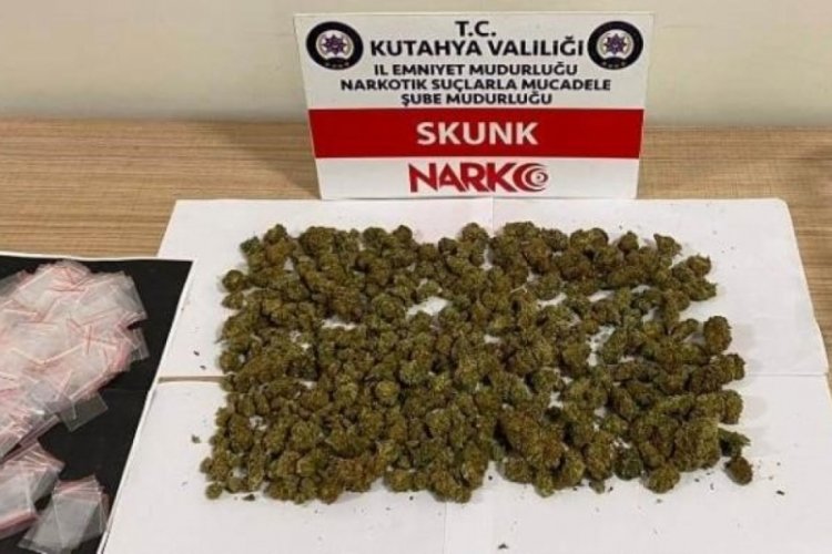 K&uuml;tahya'da bir otomobilde 137 gram esrar ele ge&ccedil;irildi