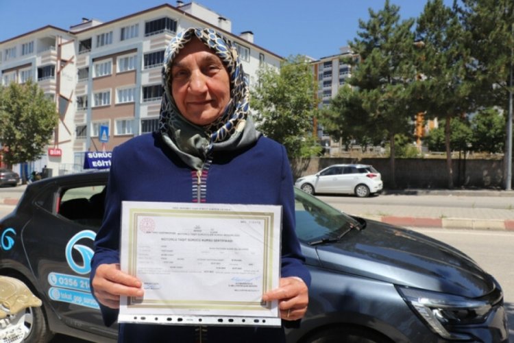 Tokat'ta 67 yaşındaki kadın, ehliyet aldı