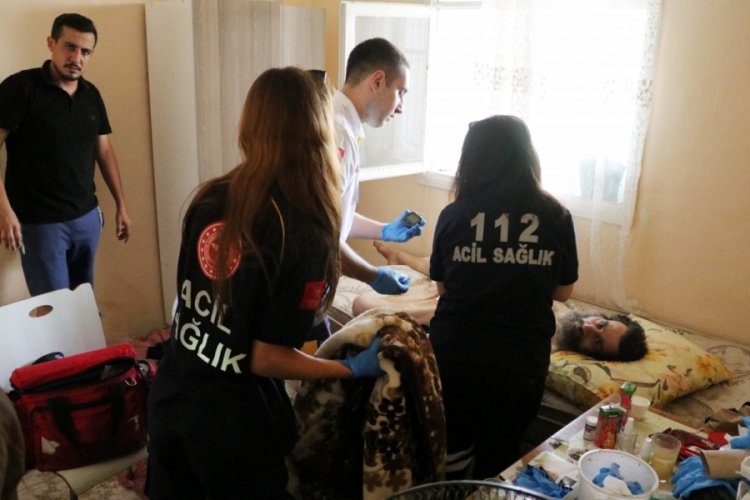 Ailesini ziyarete geldi, babasını &ouml;l&uuml;me terk edilmiş halde buldu
