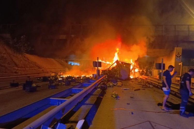 Mersin'de kamyonet bariyere &ccedil;arparak alev aldı!