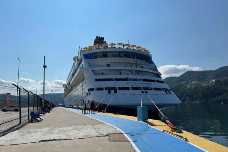 Bartın'da Amasra Limanına gelen kruvaziyer davul zurna ile karşılandı