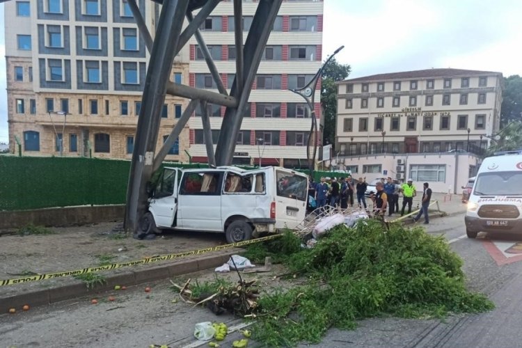 Giresun'da mevsimlik iş&ccedil;ileri taşıyan minib&uuml;s kaza yaptı: &Ouml;l&uuml; ve yaralılar var