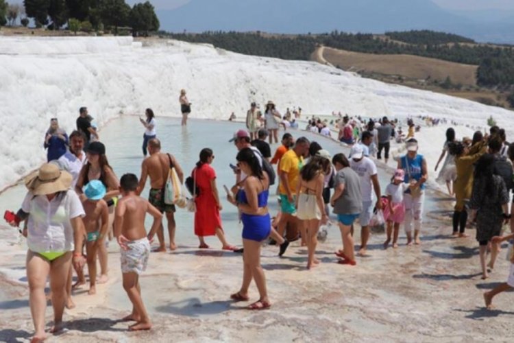 Pamukkale'ye yerli-yabancı ziyaret&ccedil;i akını