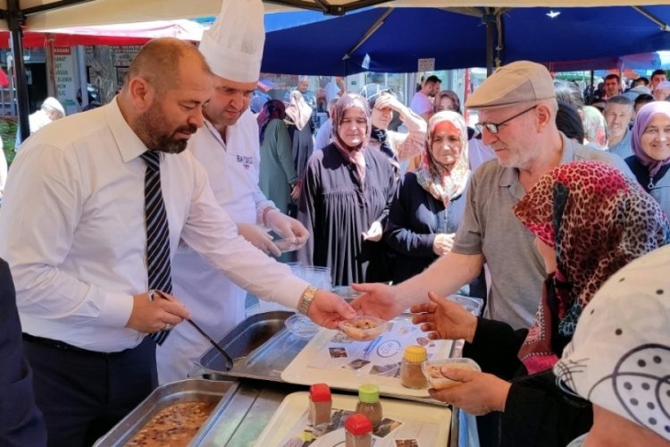 Başkan Aykurt vatandaşlara aşure dağıttı