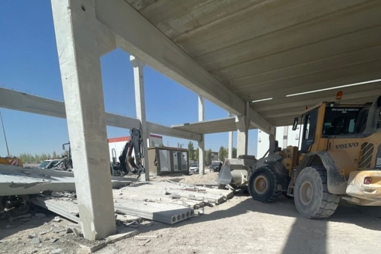Niğde'de beton kirişin altında kalan iş&ccedil;i vefat etti