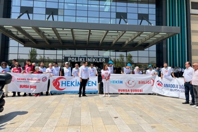 Sağlık &ccedil;alışanları eylemlerinin son g&uuml;n&uuml;nde Bursa Şehir Hastanesinde toplandı