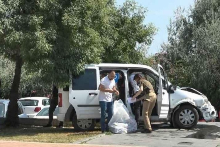 Samsun'da sivil polis aracı otomobile &ccedil;arptı: 3'&uuml; polis 4 yaralı