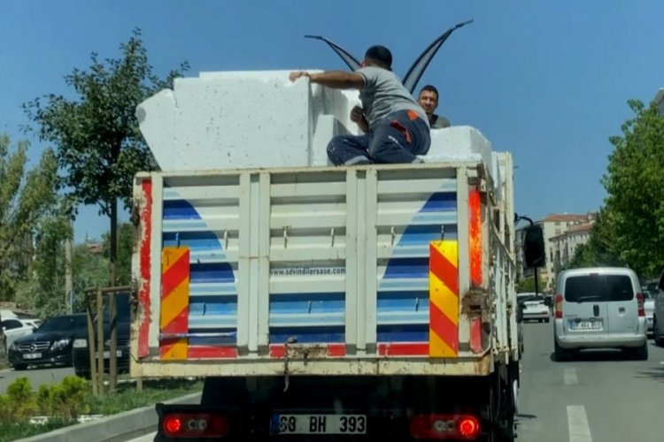 Aksaray'da kamyonet kasasında 2 kişinin tehlikeli yolculuğu