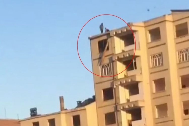Elazığ'da ağır hasarlı binadan iple malzeme indirdiler!