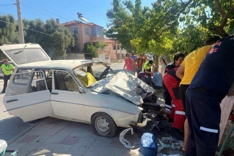 Muğla'da aracın &ccedil;arpıp direğe sıkıştırdığı yayanın bacağı koptu!