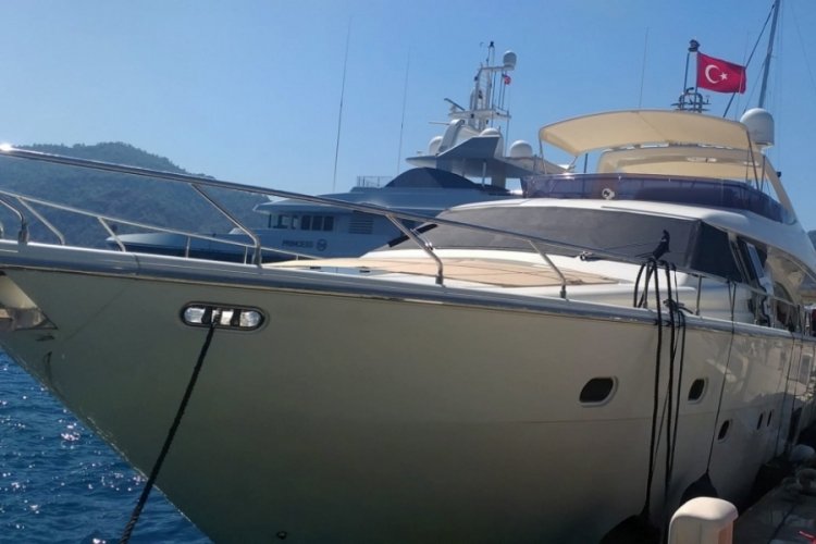 Muğla G&ouml;cek'te tekne yangını ucuz atlatıldı