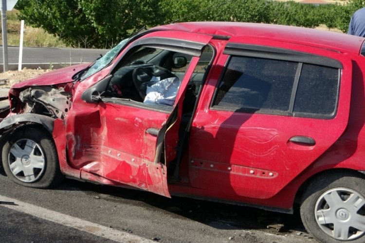 Malatya'da minib&uuml;s ile otomobil &ccedil;arpıştı: 1 yaralı