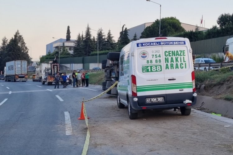 Kocaeli'de devrilen tırdan fırlayan s&uuml;r&uuml;c&uuml; hayatını kaybetti