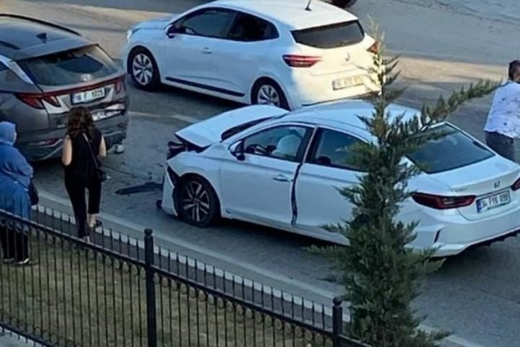 Bursa'da 2 otomobil &ccedil;arpıştı: 5 yaralı