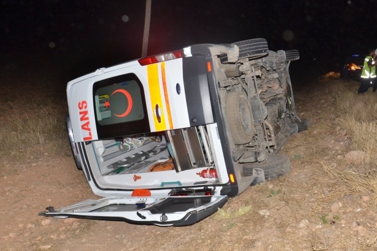 Kahramanmaraş'ta ambulans şarampole yuvarlandı: 5 yaralı
