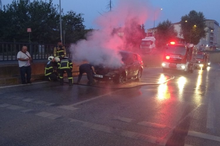 Kilometrelerce yol gidip aldığı cip, d&ouml;n&uuml;ş yolunda yandı