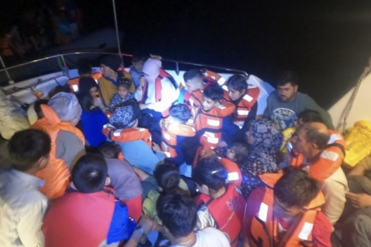 &Ccedil;anakkale Ayvacık a&ccedil;ıklarında 57 ka&ccedil;ak g&ouml;&ccedil;men yakalandı
