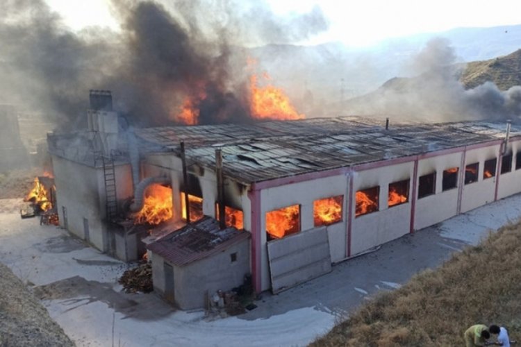 Kastamonu'da kapı fabrikası alevlere teslim oldu