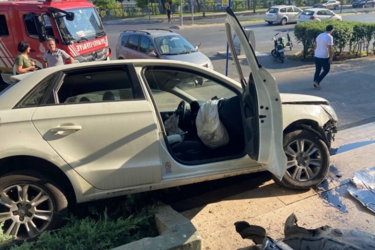 İstanbul'da direksiyon başında rahatsızlanan adam duvara &ccedil;arptı