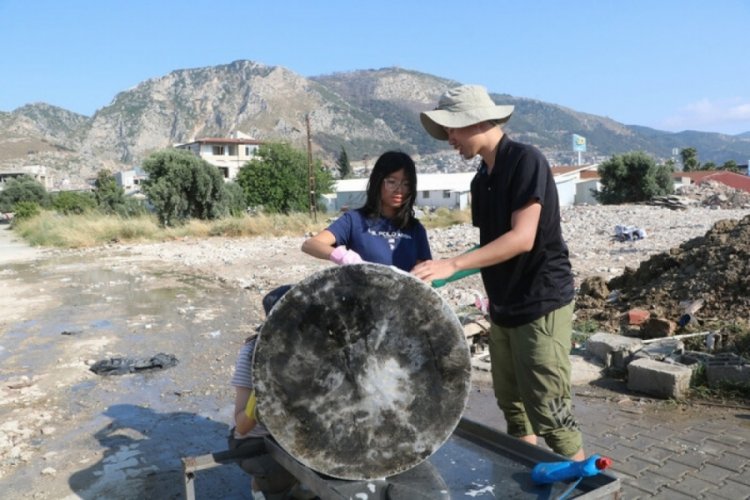 Hatay'da yardımsever 24 kişi g&ouml;n&uuml;llere dokunuyor