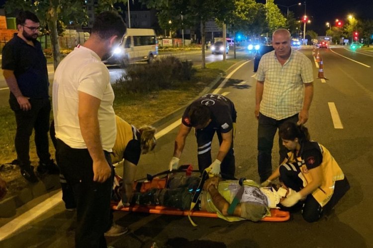 Alkoll&uuml; s&uuml;r&uuml;c&uuml;, yol d&uuml;zenlemesi yapan belediye iş&ccedil;isine &ccedil;arptı
