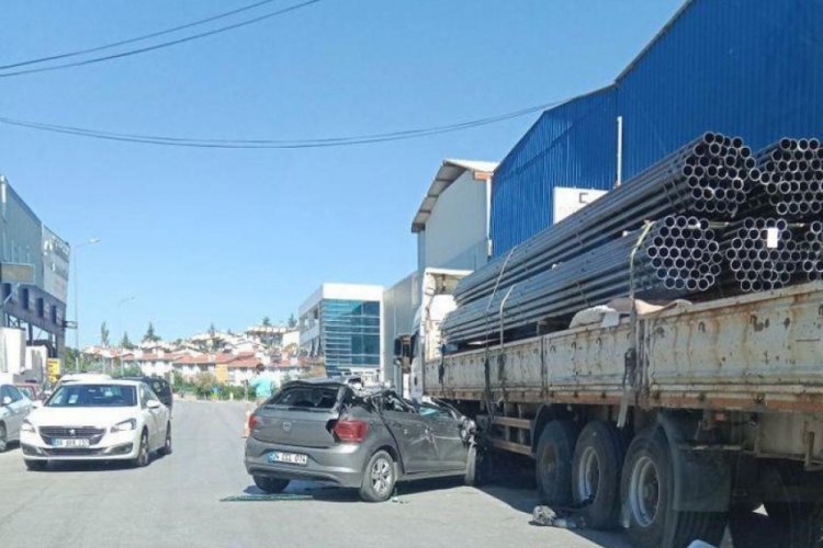 Ankara'da otomobil duran TIR'a &ccedil;arptı