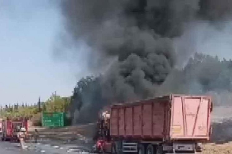 TEM Otoyolu'nda TIR yandı