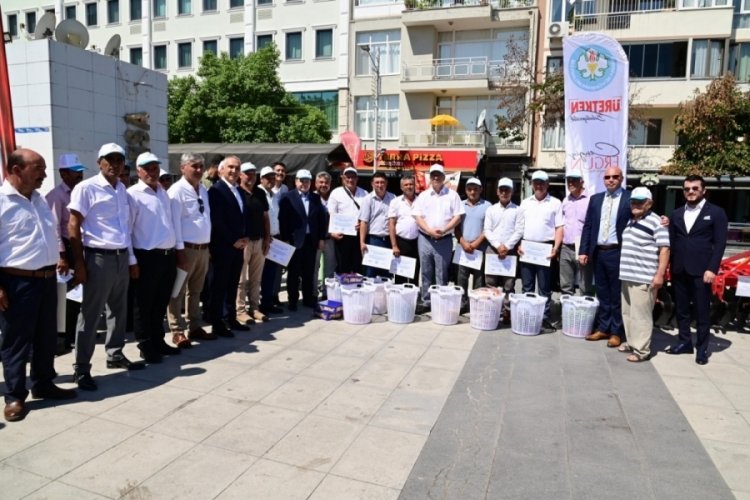 Başkan Erg&uuml;n 60 tarım makinesi teslim etti