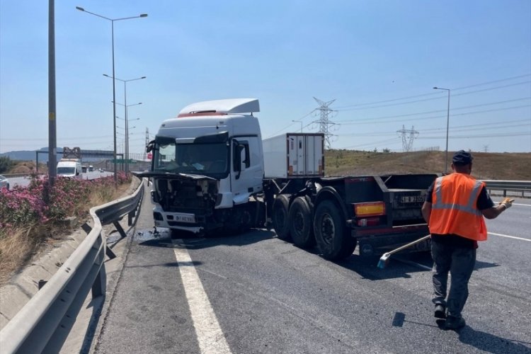 İstanbul'da tırın ciple &ccedil;arpıştı! 2 &ouml;l&uuml;, 4 yaralı