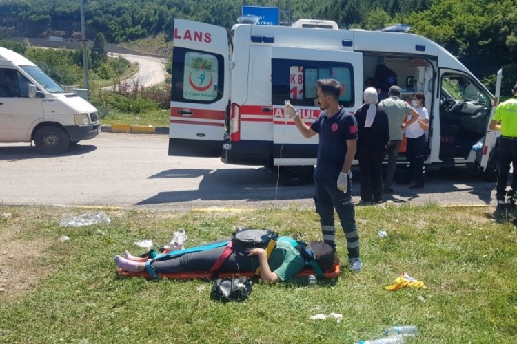 Karab&uuml;k'te 2 otomobil &ccedil;arpıştı: 1 &ouml;l&uuml;, 9 yaralı
