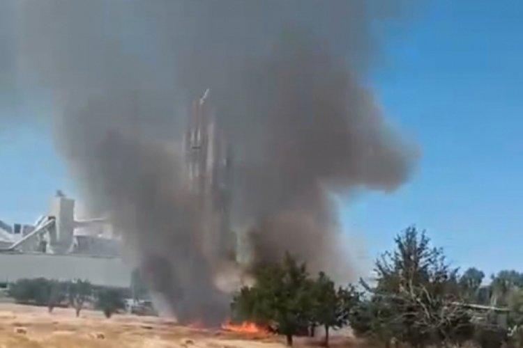 Ankara'da fabrikada &ccedil;ıkan yangın araziye sı&ccedil;radı