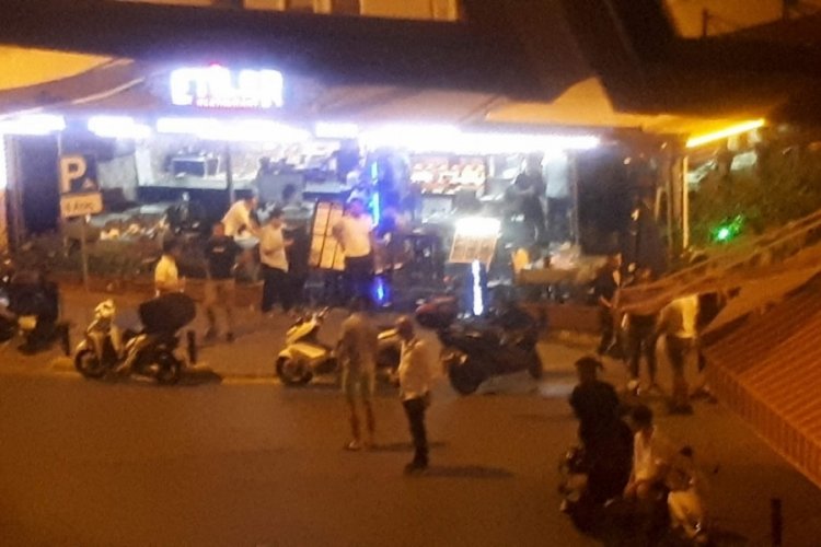 Muğla Marmaris'te sokak kavgası cep telefonu ile g&ouml;r&uuml;nt&uuml;lendi