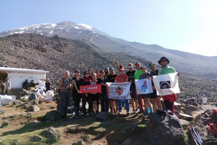 Bursa İneg&ouml;ll&uuml; dağcılar yazdan kışa y&uuml;r&uuml;d&uuml;
