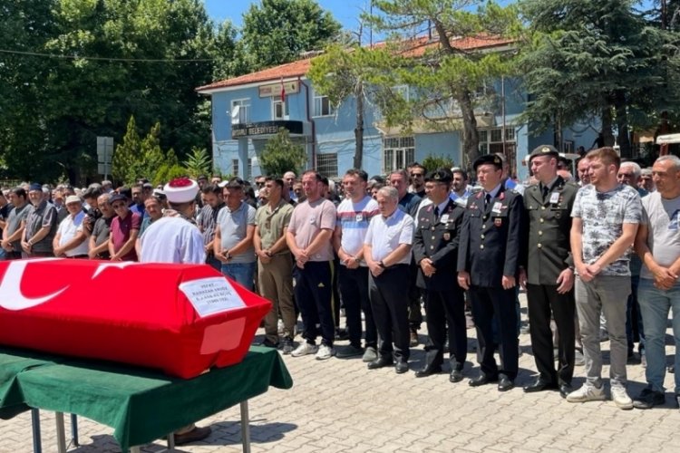 Kalp krizi ge&ccedil;irip vefat eden emekli astsubay t&ouml;renle toprağa verildi
