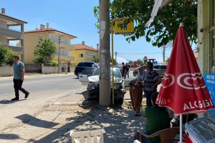 Isparta'da otomobil elektrik direğine &ccedil;arptı: 1 &ouml;l&uuml;, 3 yaralı